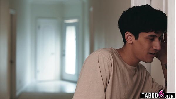 Arab stepmom cougar squirts but it gets seen by her surprised stepson