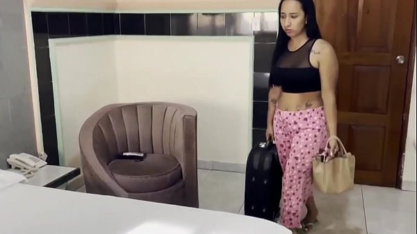 Madrastra latina e hijastro comparten cama y follan