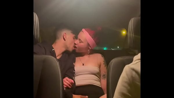 Parejita de novios jovenes follando en un uber por Madrid video voyeur