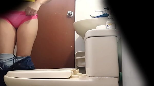 voyeur espiando a mi secretaria meando